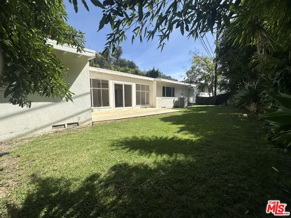 a view of a house with backyard