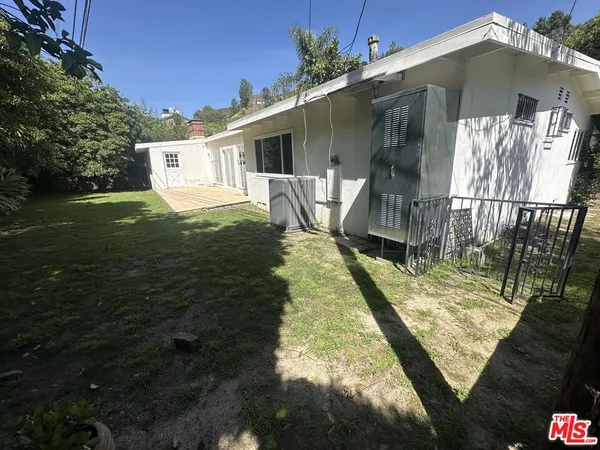 a view of a backyard