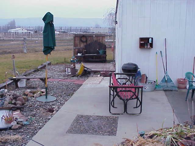 6414 Postma Road Yakima, WA 98901 - Photo 2 of 9 a living room with furniture
