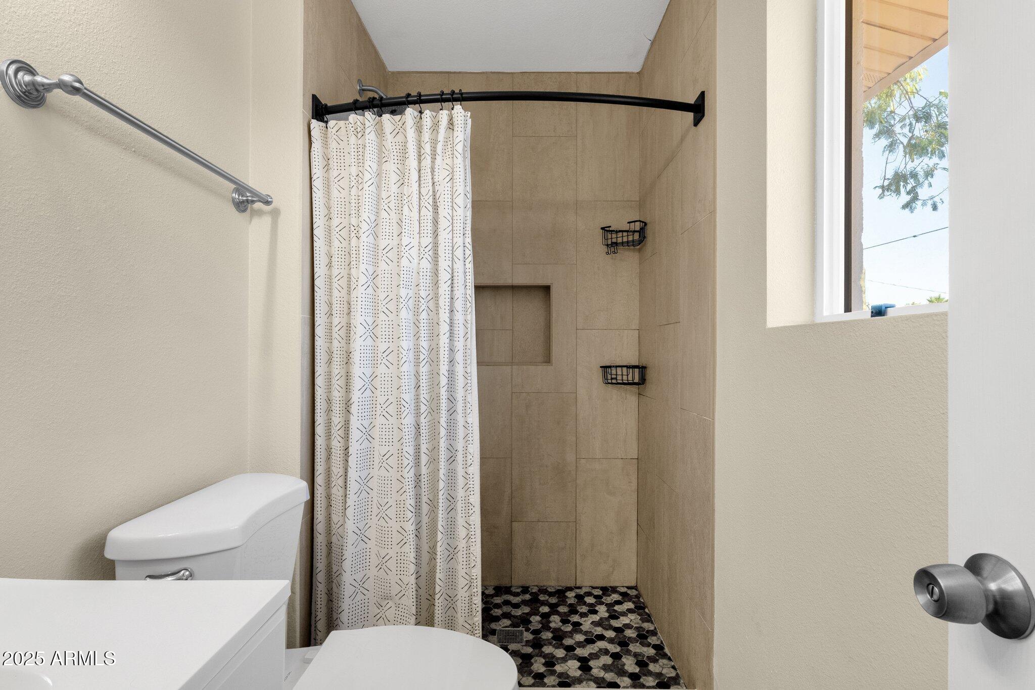 3116 West Calavar Road Phoenix, AZ 85053 - Photo 26 of 30 Primary Bathroom