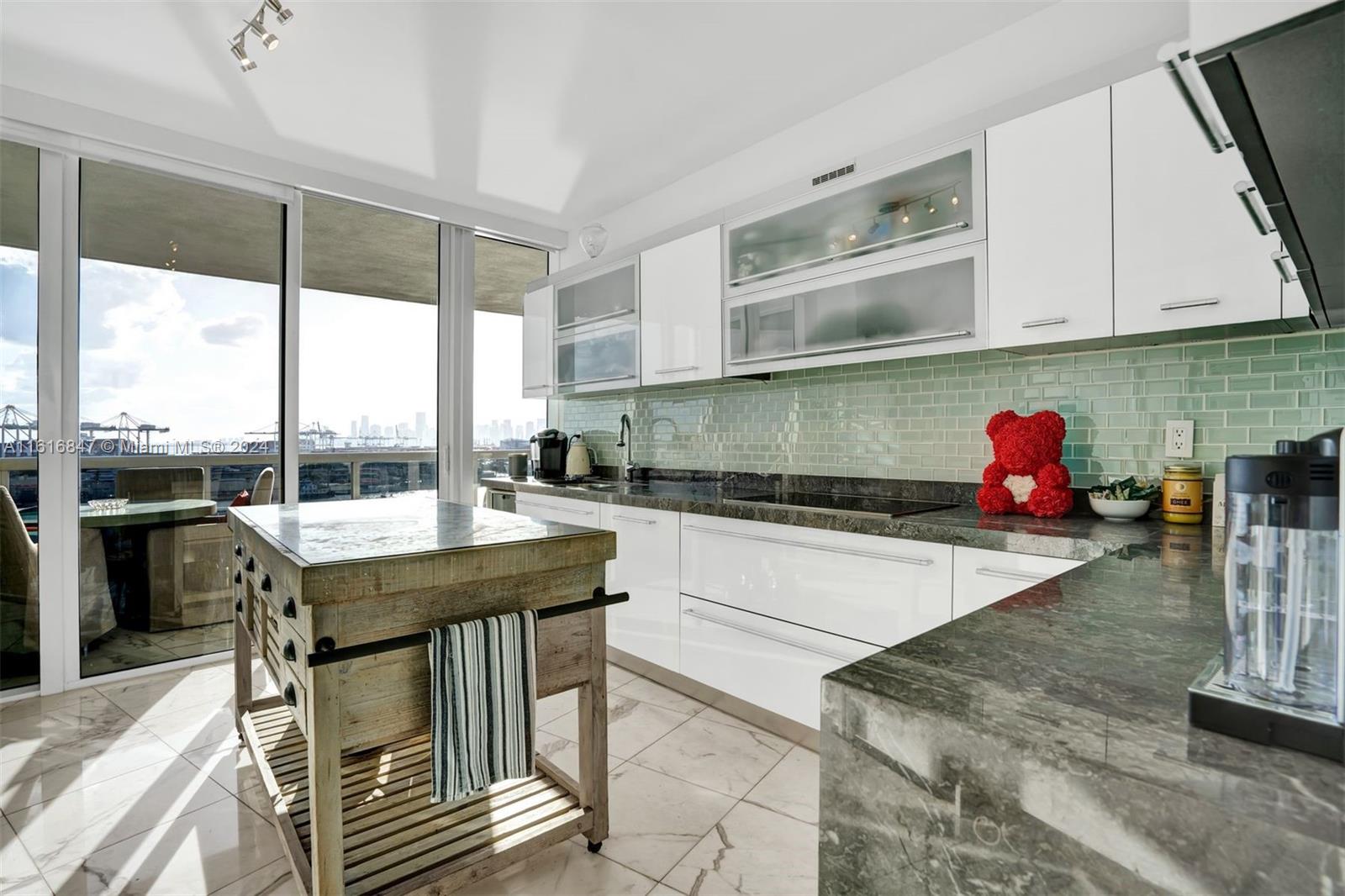 400 Alton Road, Unit 1001 Miami Beach, FL 33139 - Photo 12 of 37 Gallery Image 12