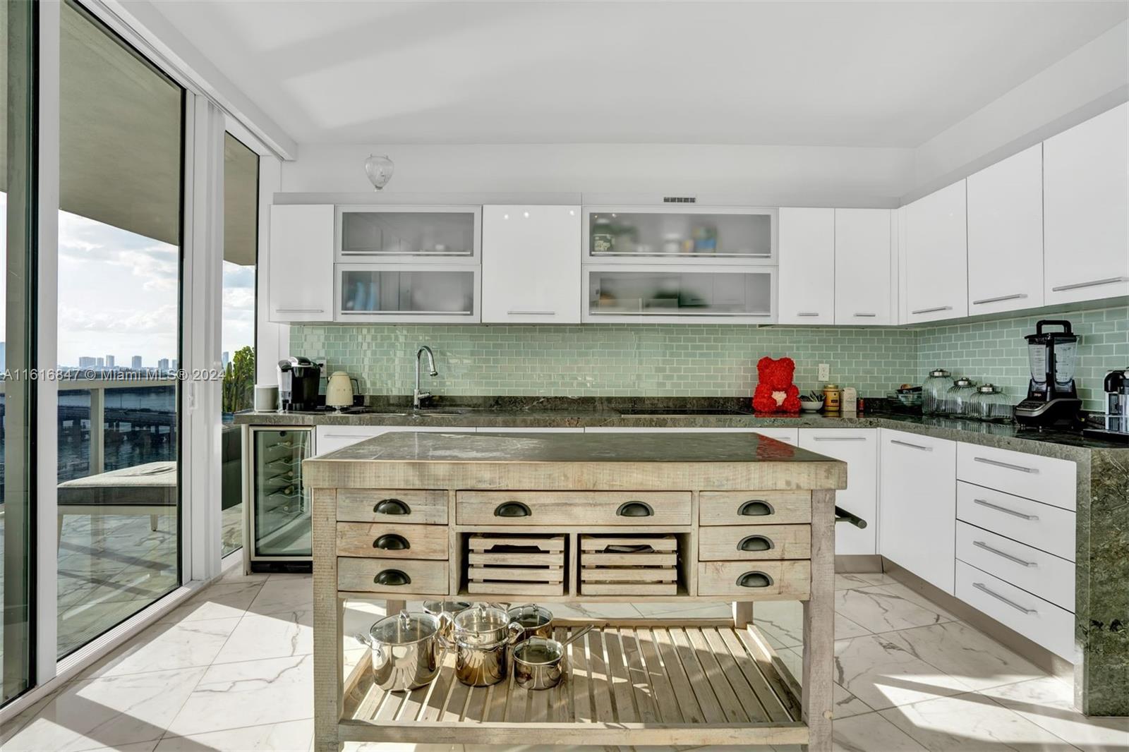 400 Alton Road, Unit 1001 Miami Beach, FL 33139 - Photo 14 of 37 Gallery Image 14