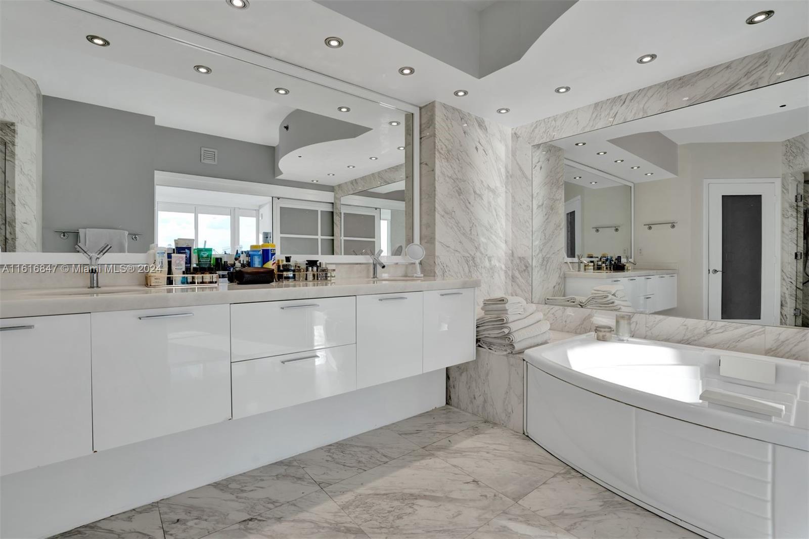 400 Alton Road, Unit 1001 Miami Beach, FL 33139 - Photo 19 of 37 Gallery Image 19