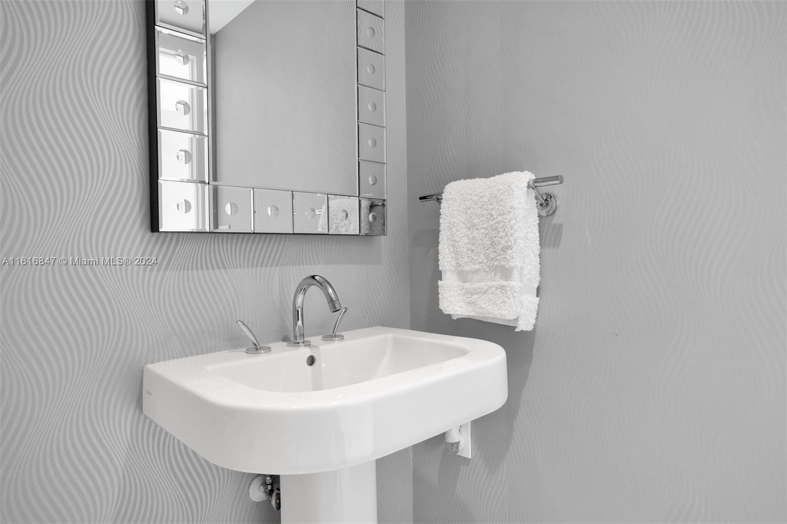 400 Alton Road, Unit 1001 Miami Beach, FL 33139 - Photo 10 of 37 Gallery Image 10