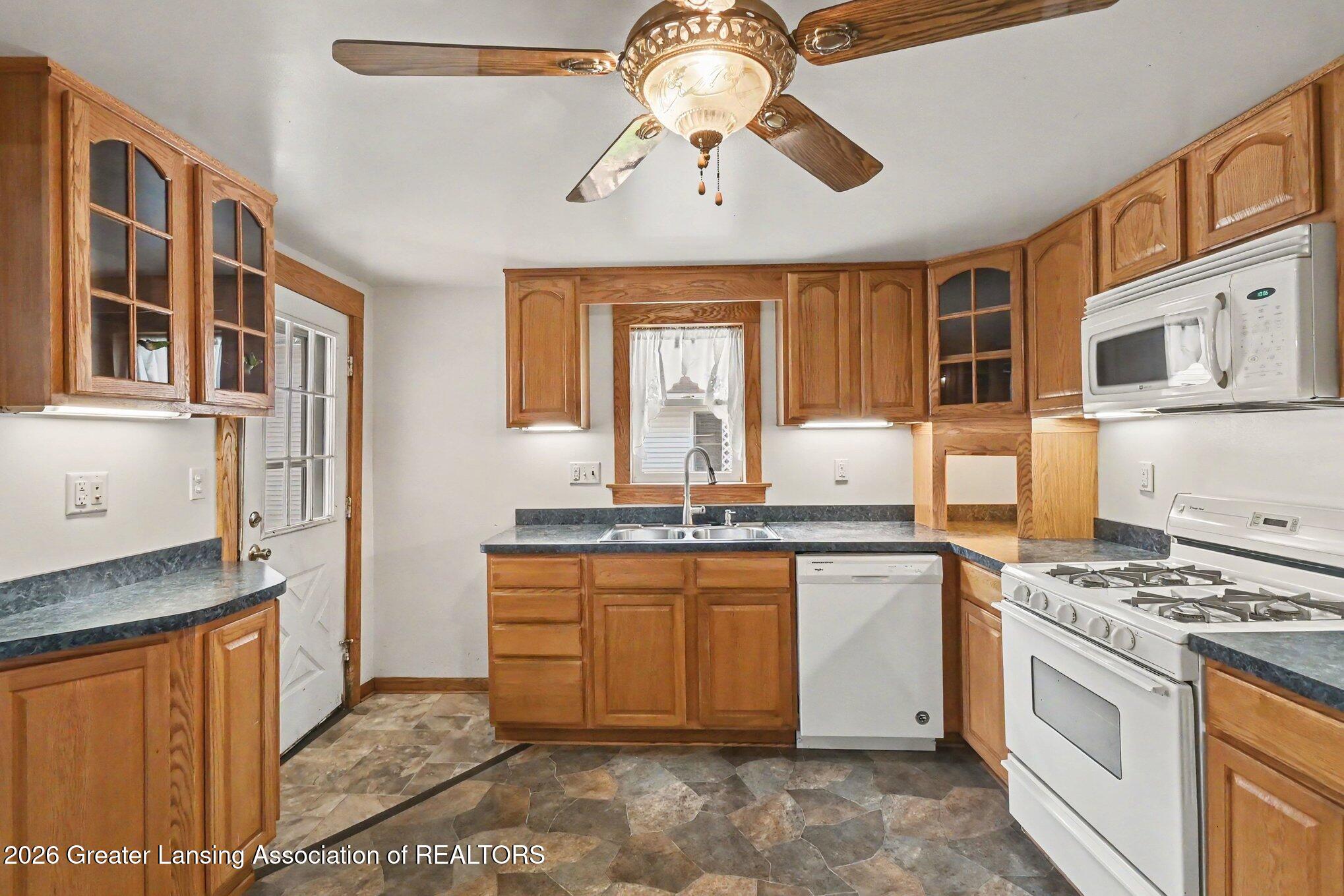 925 Clark Street Lansing, MI 48906 - Photo 12 of 27 012_file_3783