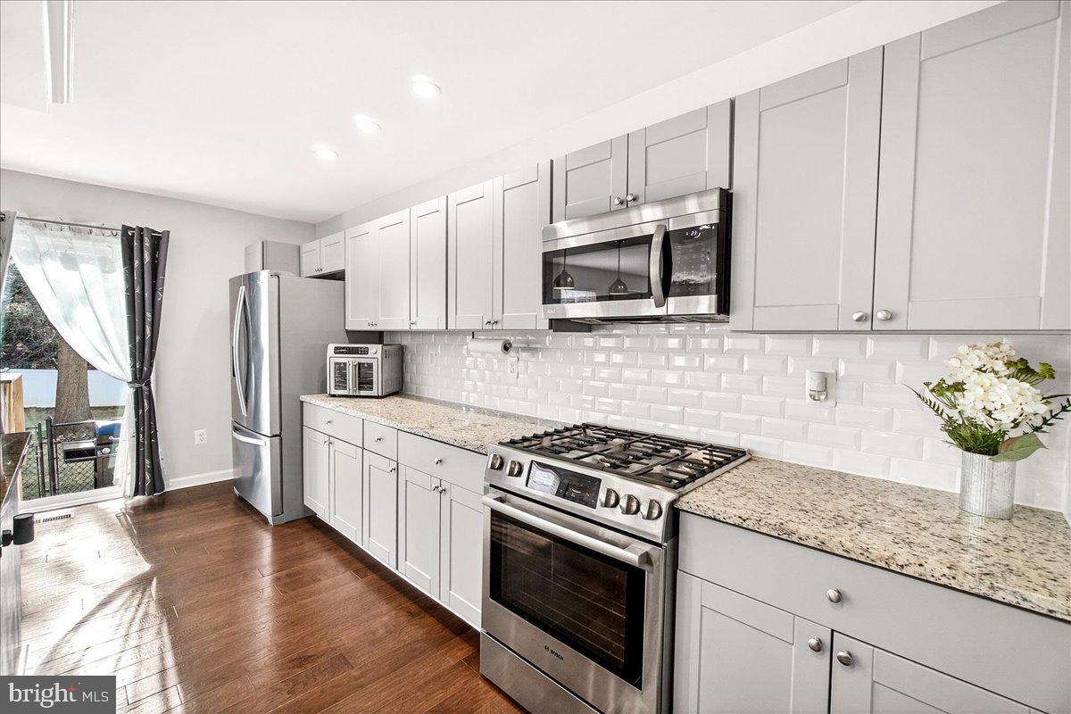 6303 Edgeware Court Frederick, MD 21703 - Photo 20 of 74 Recessed lighting, gas stove