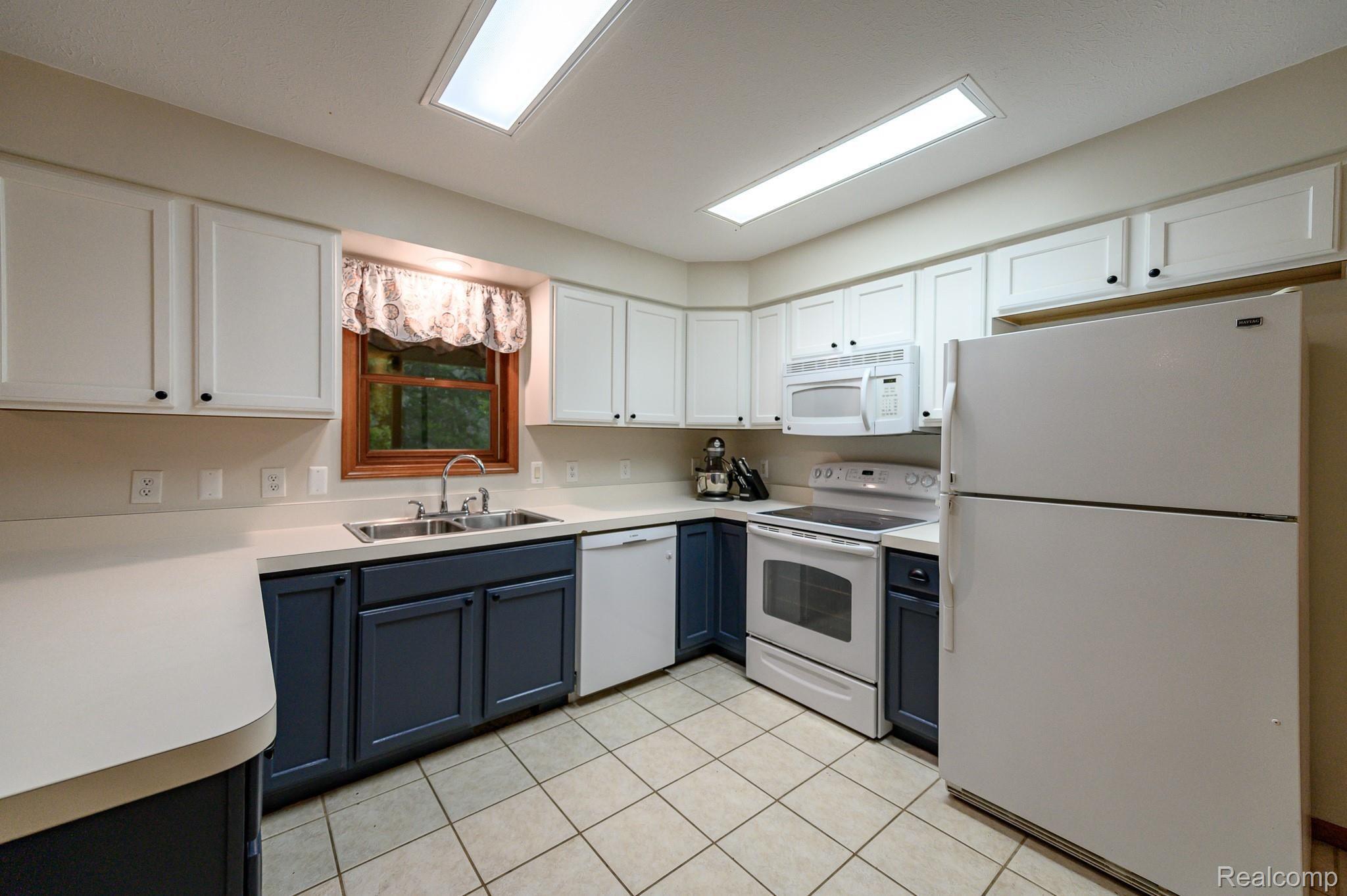 10360 Oakhurst Road Holly, MI 48442 - Photo 9 of 38 KITCHEN