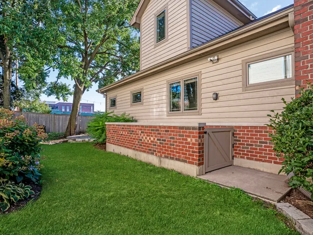 $750,000 | 841 Rogers Street, Downers Grove, IL 60515