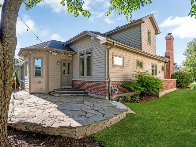 $750,000 | 841 Rogers Street, Downers Grove, IL 60515