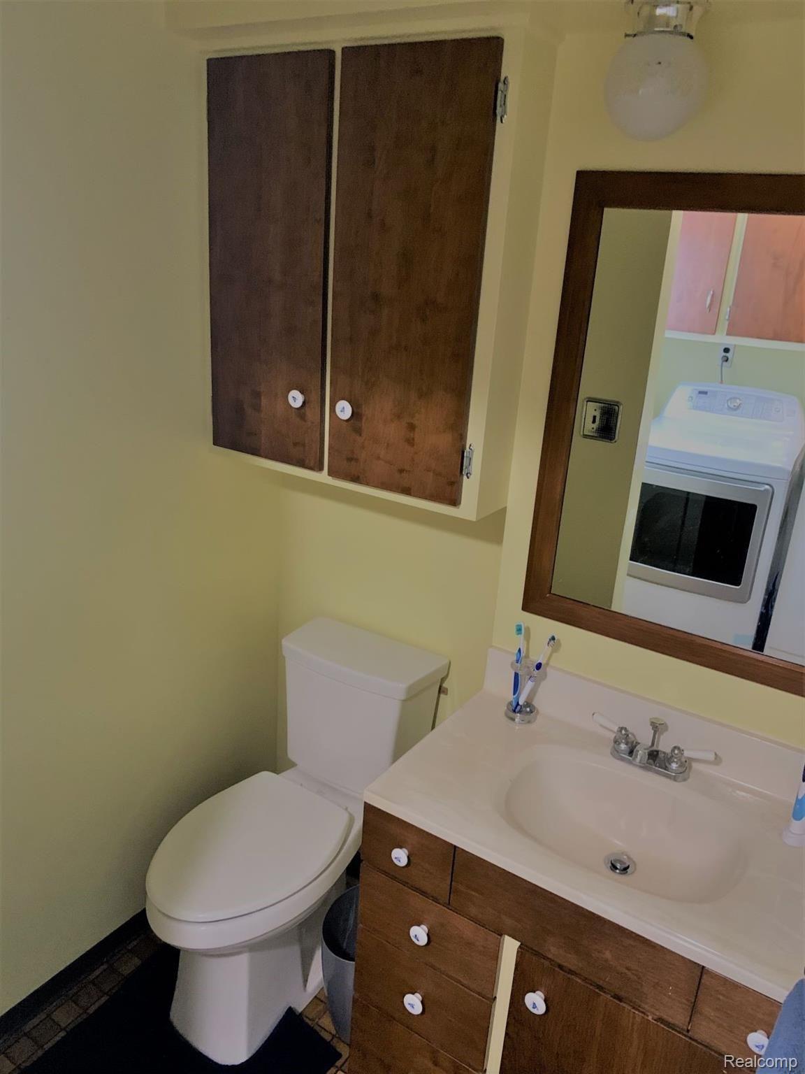 36550 Mapleridge Street Clinton Township, MI 48035 - Photo 24 of 32 half bath.jpg