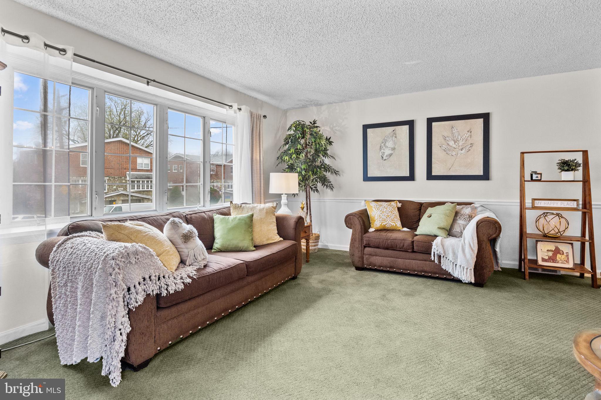 2727 Axe Factory Road Philadelphia, PA 19152 - Photo 3 of 27 Living room
