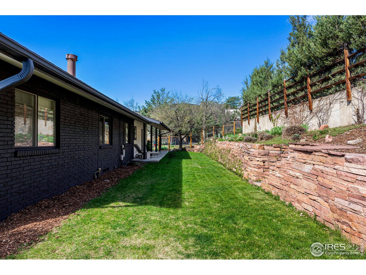 3880 Cloverleaf Drive Boulder, CO 80304 - Photo 31 of 38 a backyard of a house with lots of green space