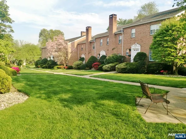 $3,125 | 522 North Maple Avenue, Unit A 19, Ridgewood, NJ 07450