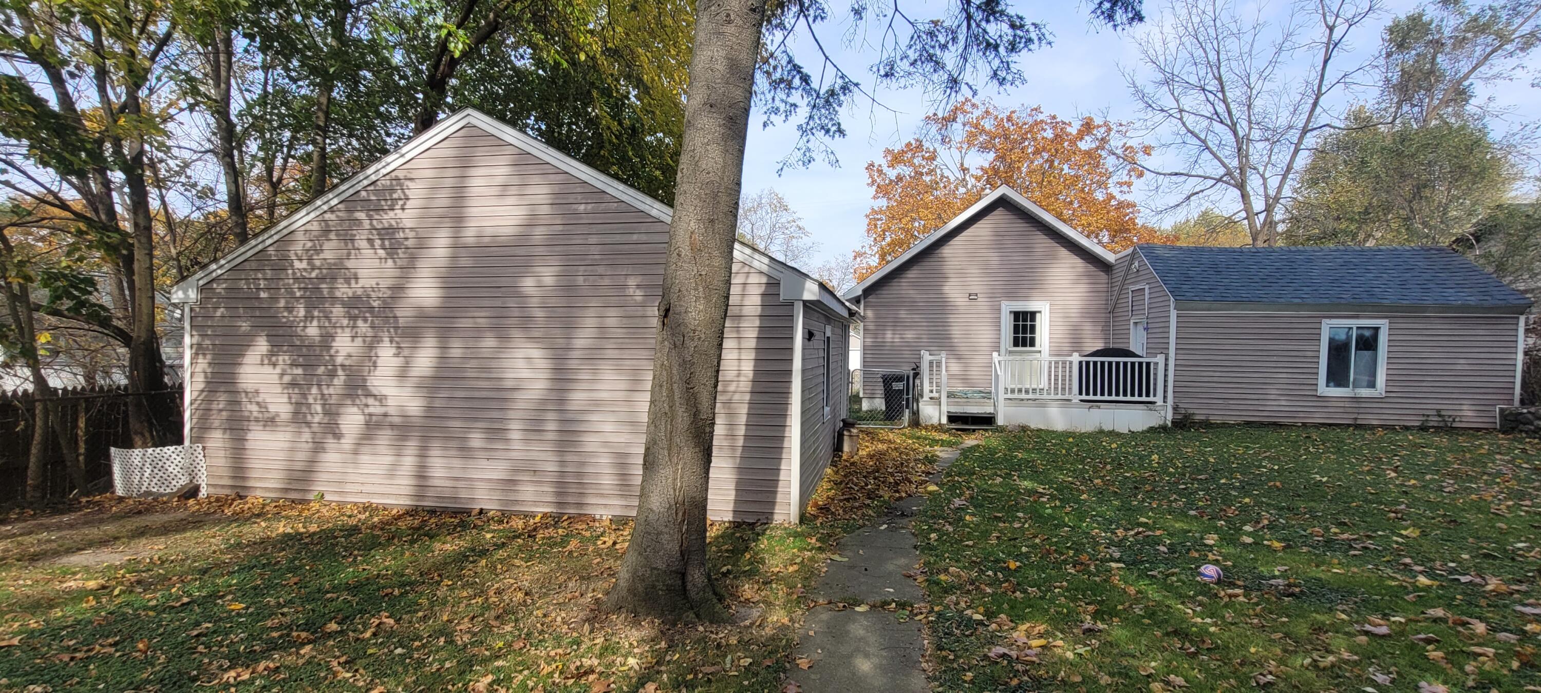 809 Virginia Street Jackson, MI 49202 - Photo 3 of 31 20241030_131405