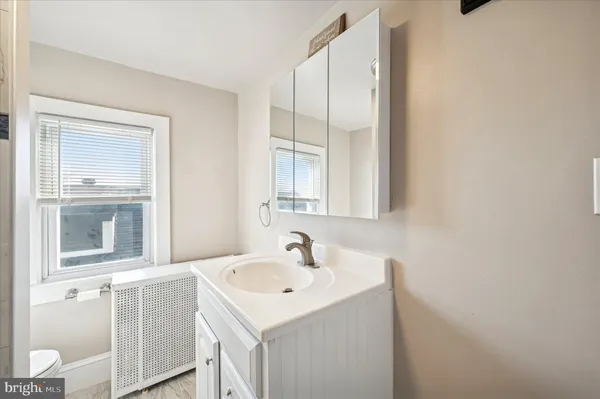 $2,150 | 272 Burmont Road, Unit 2, Drexel Hill, PA 19026