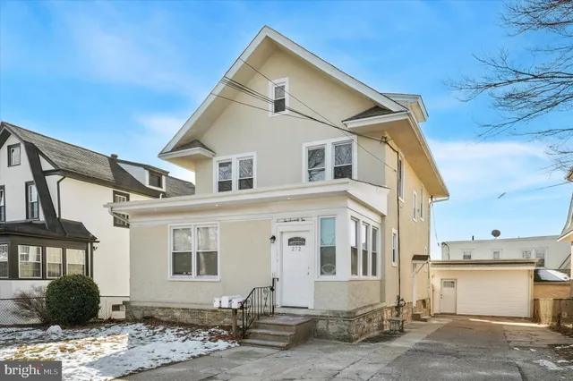 $2,300 | 272 Burmont Road, Unit 2, Drexel Hill, PA 19026