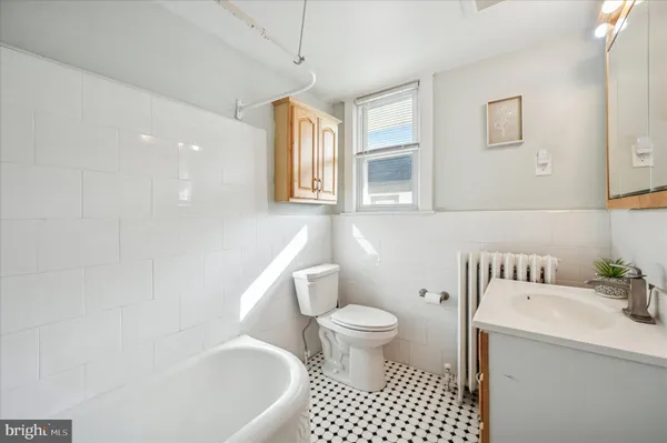 $2,150 | 272 Burmont Road, Unit 2, Drexel Hill, PA 19026