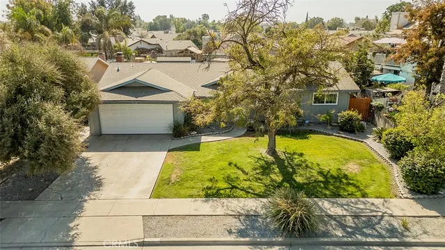 a view of residential houses with yard