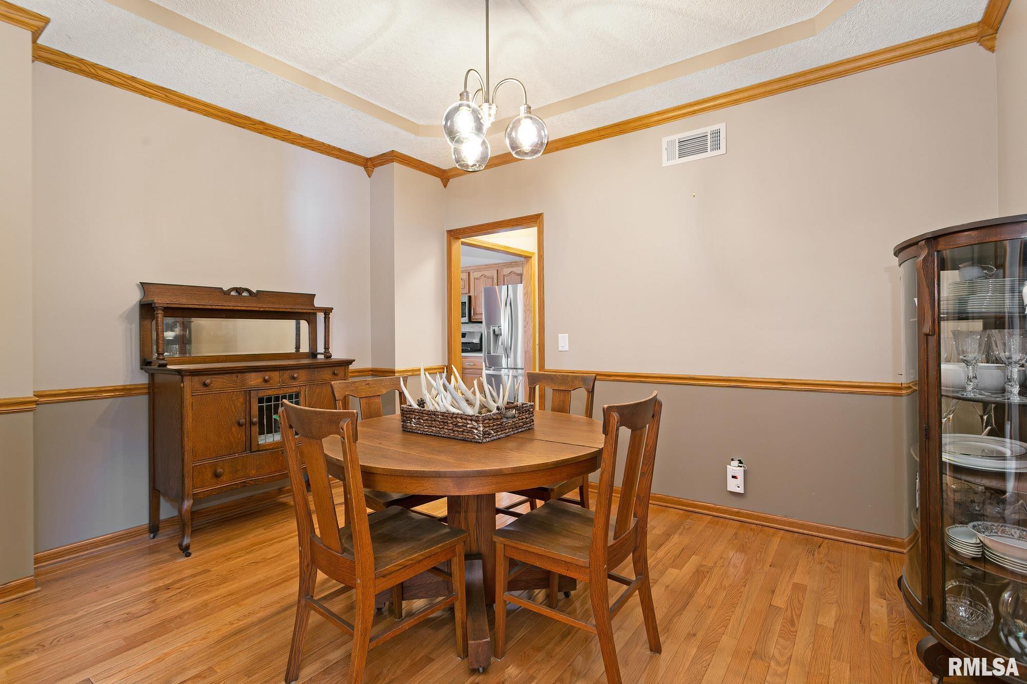 6022 Oakbrook Road Davenport, IA 52806 - Photo 9 of 42 Gallery Image 9