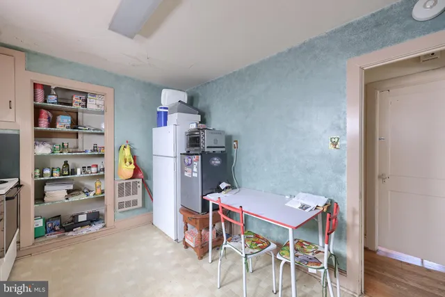 a view of a car park in front of house