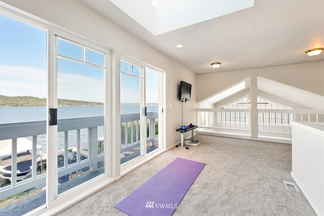 10734 Riviera Place Northeast Seattle, WA 98125 - Photo 11 of 20 Gallery Image 11