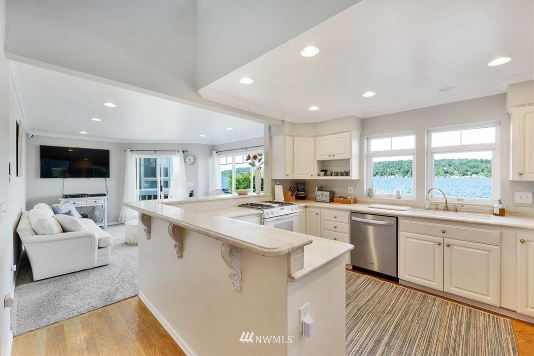 10734 Riviera Place Northeast Seattle, WA 98125 - Photo 4 of 20 Gallery Image 4