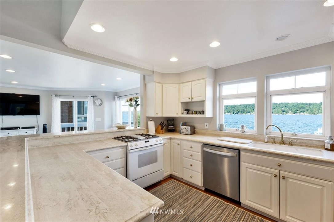 10734 Riviera Place Northeast Seattle, WA 98125 - Photo 7 of 20 Gallery Image 7