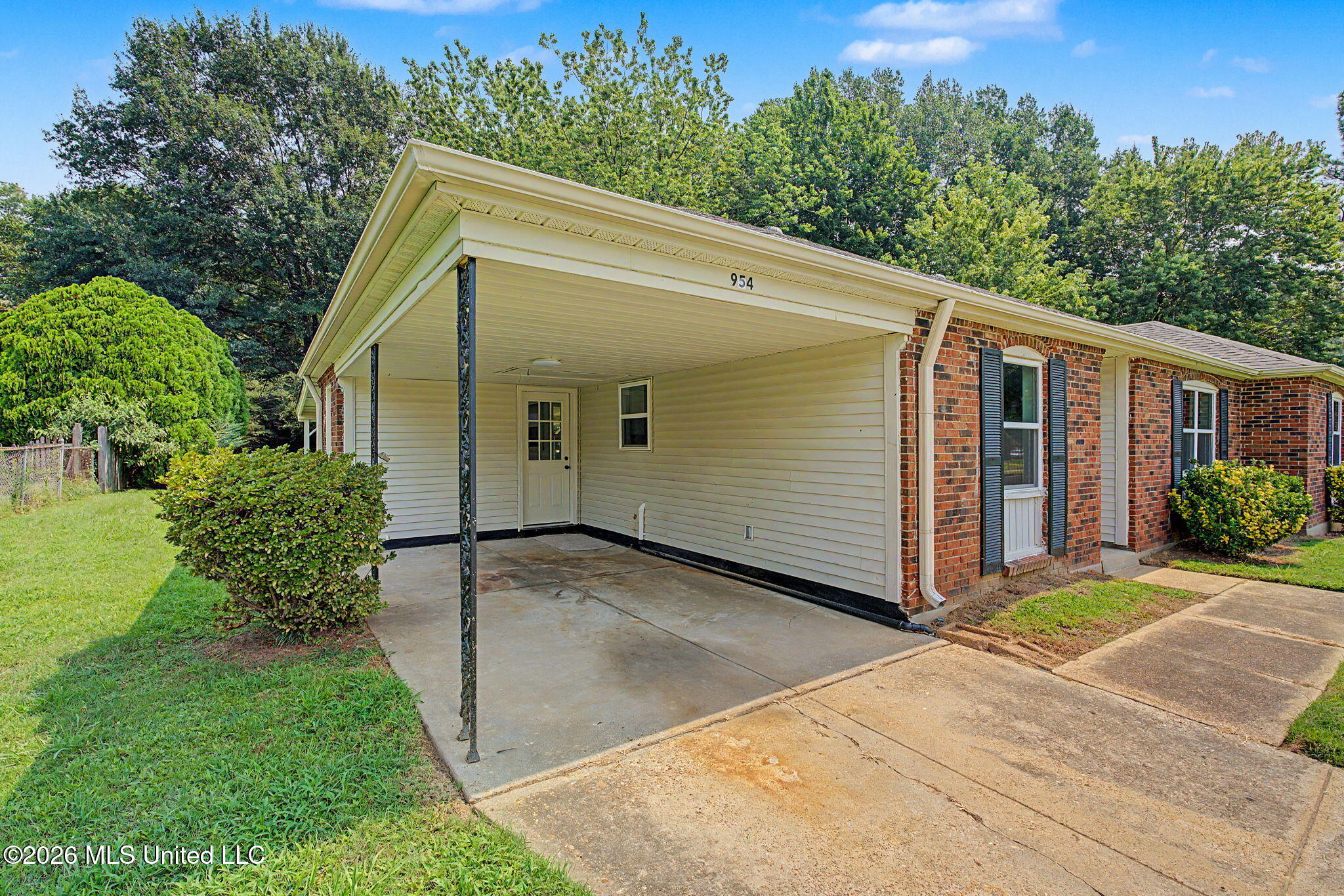 954 Boulder Road Southaven, MS 38671 - Photo 4 of 31 Carport