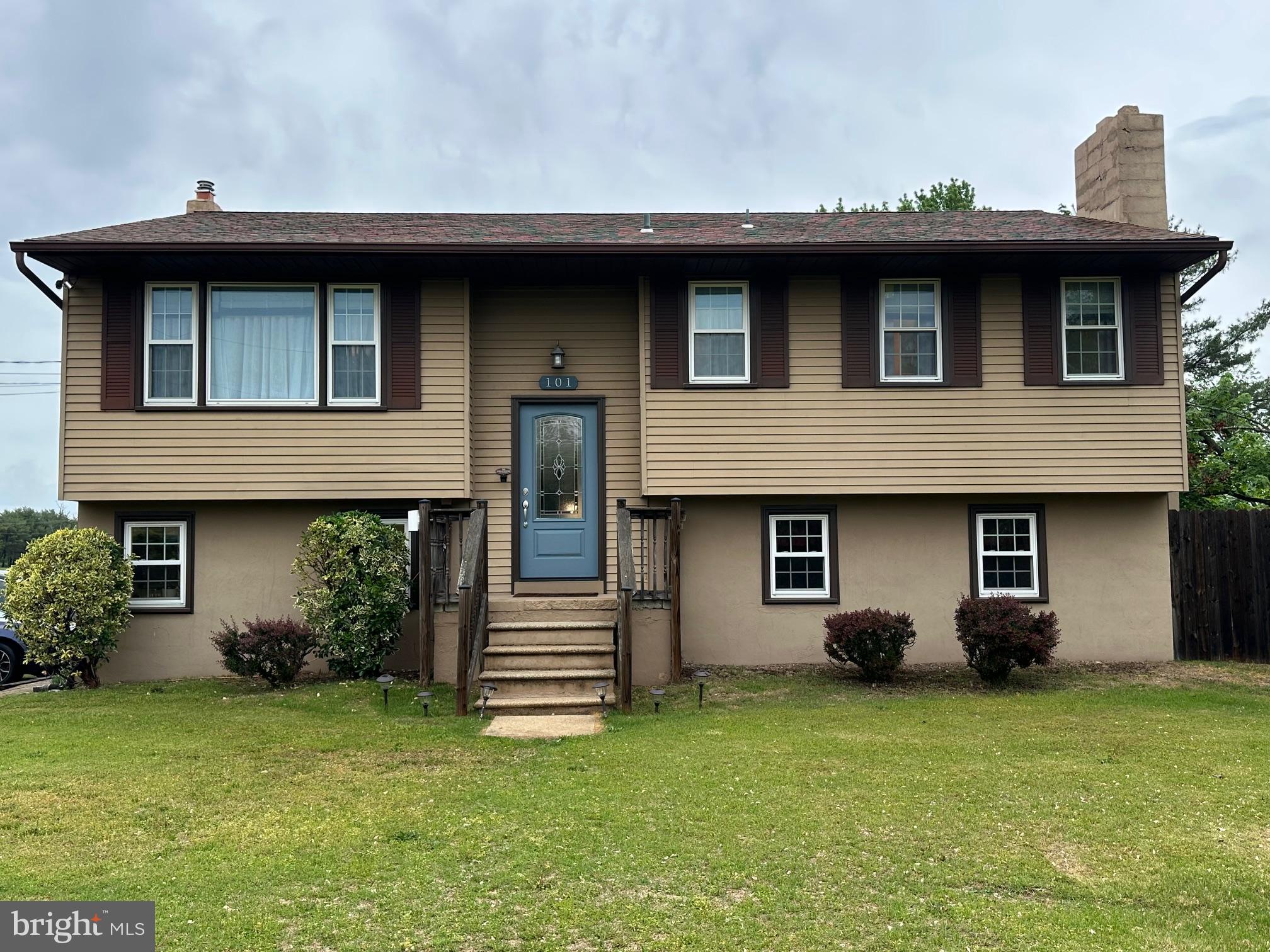 a view of a house with backyard