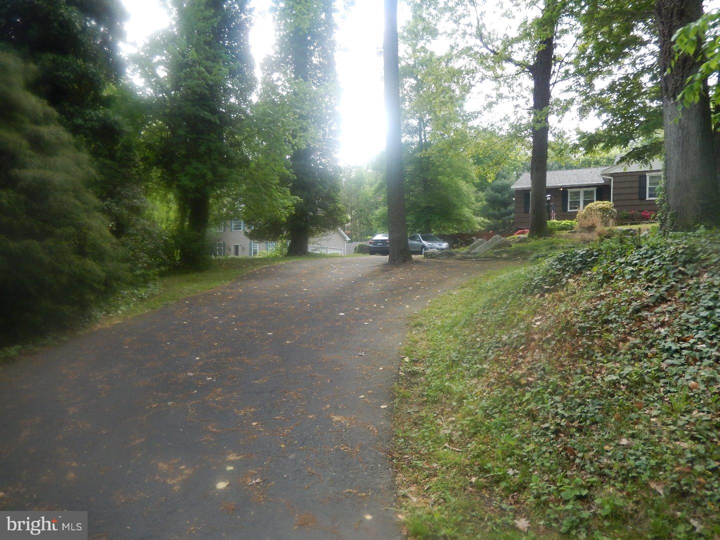 2345 Edge Hill Road Huntingdon Valley, PA 19006 - Photo 3 of 25 Driveway