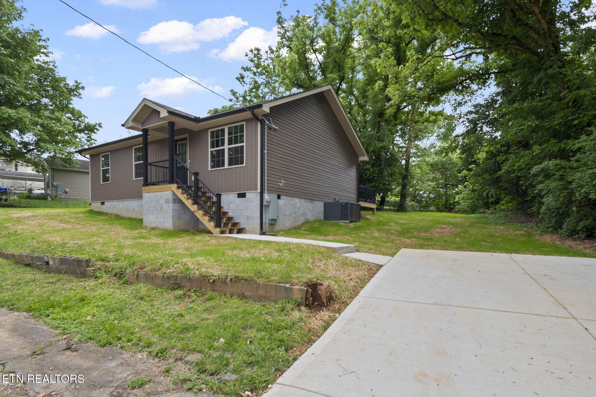 109 Ivy Lane Oak Ridge, TN 37830 - Photo 2 of 27 Gallery Image 2