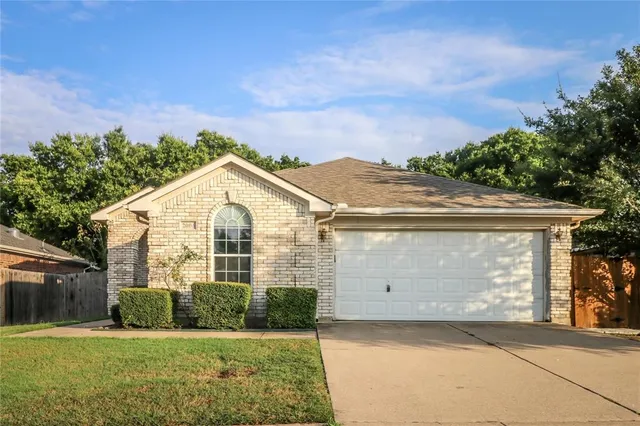 $1,990 | 2004 Lennox Lane, Arlington, TX 76018