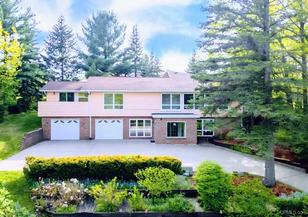 $658,400 | 30 Lakeview Drive, Marquette, MI 49855