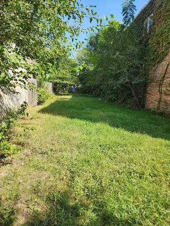 a view of yard with green space