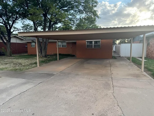 a view of a house with backyard