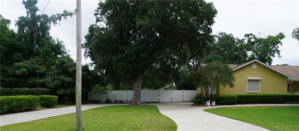 1823 South Valrico Road Valrico, FL 33596 - Photo 45 of 49 Larger view of the driveway!