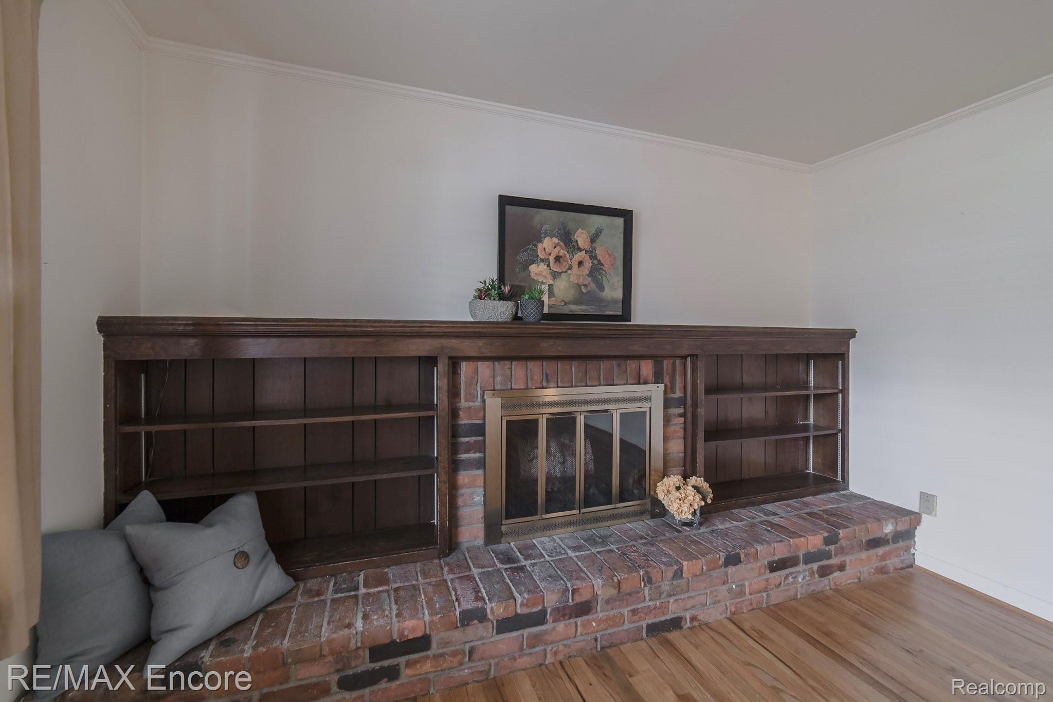 4288 Fieldbrook Road West Bloomfield, MI 48323 - Photo 10 of 49 A closer look at the built-in with adjustable shelves.