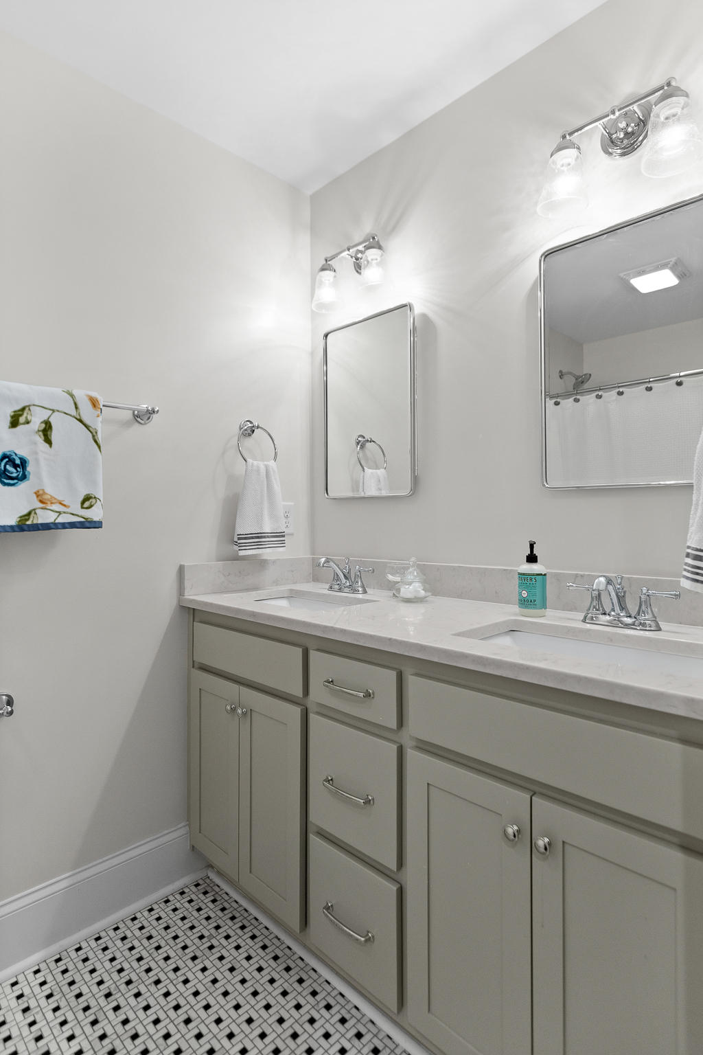 7428 Sawyer Road Signal Mountain, TN 37377 - Photo 32 of 47 Upstairs bathroom