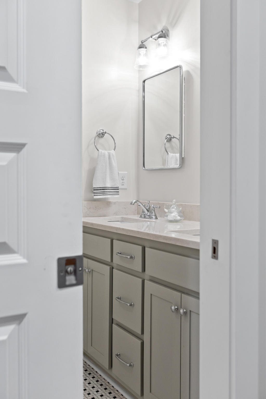 7428 Sawyer Road Signal Mountain, TN 37377 - Photo 33 of 47 Upstairs bathroom