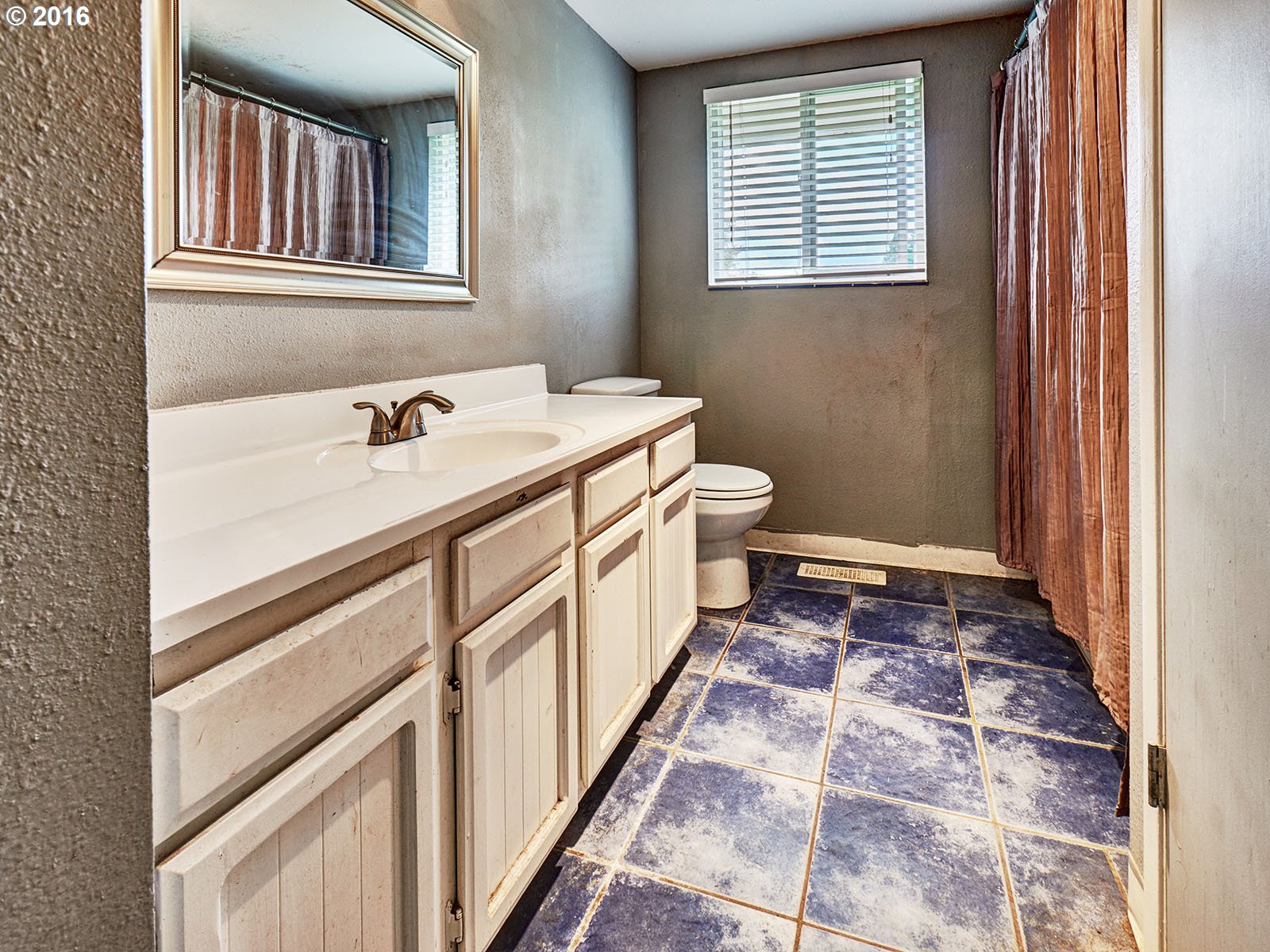 26737 South Look Road Colton, OR 97017 - Photo 20 of 25 a bathroom with a sink and a mirror