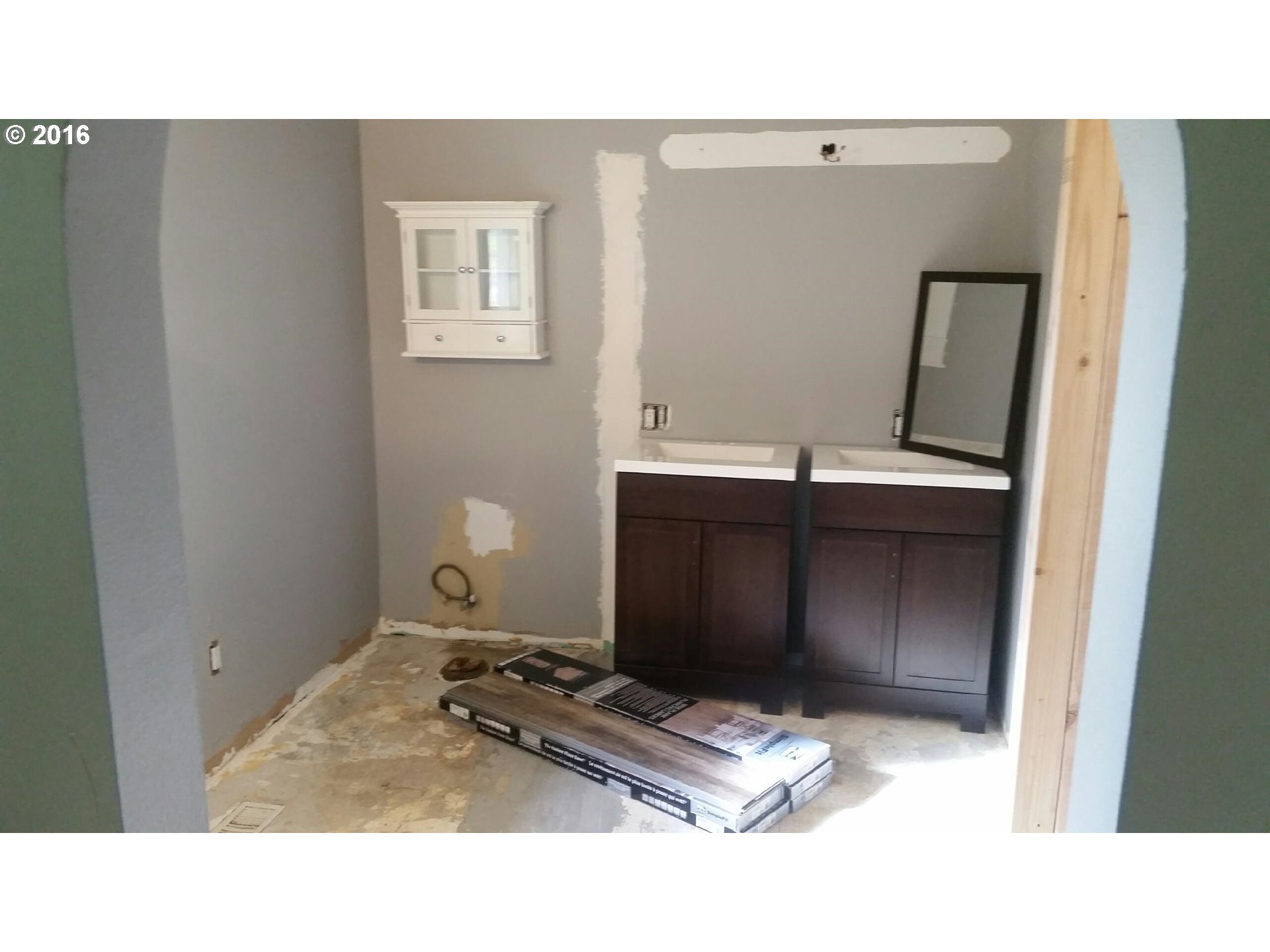 26737 South Look Road Colton, OR 97017 - Photo 25 of 25 a living room with a bed and furniture