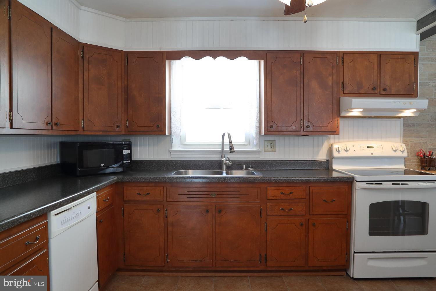 443 Aberdeen Road Elizabethtown, PA 17022 - Photo 3 of 28 Gallery Image 3