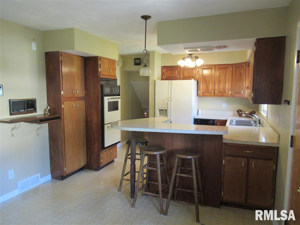 126 Collier Drive Springfield, IL 62704 - Photo 8 of 24 Gallery Image 8