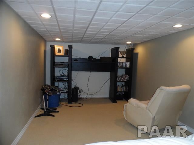 1914 California Road Pekin, IL 61554 - Photo 18 of 21 Gallery Image 18
