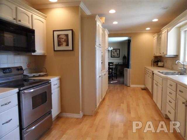 1914 California Road Pekin, IL 61554 - Photo 6 of 21 Gallery Image 6