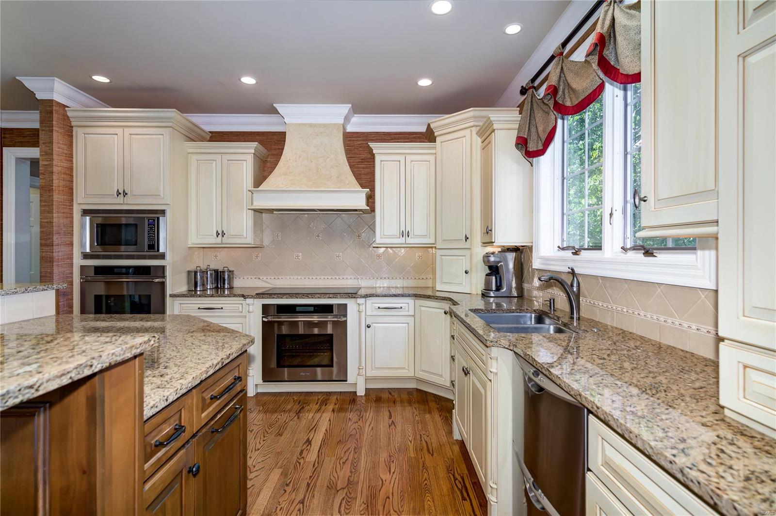 2009 Hunters Field Road Kirkwood, MO 63122 - Photo 13 of 49 Gallery Image 13