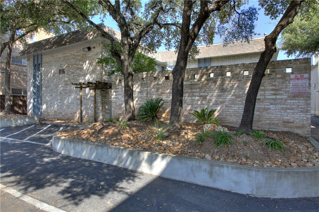 a view of a pathway of a house