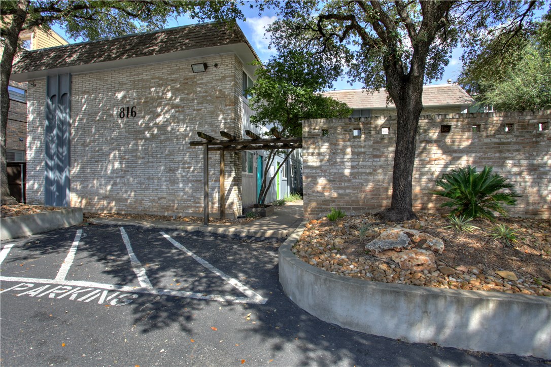 816 West N Loop Boulevard, Unit 106 Austin, TX 78756 - Photo 20 of 21 a view of a yard