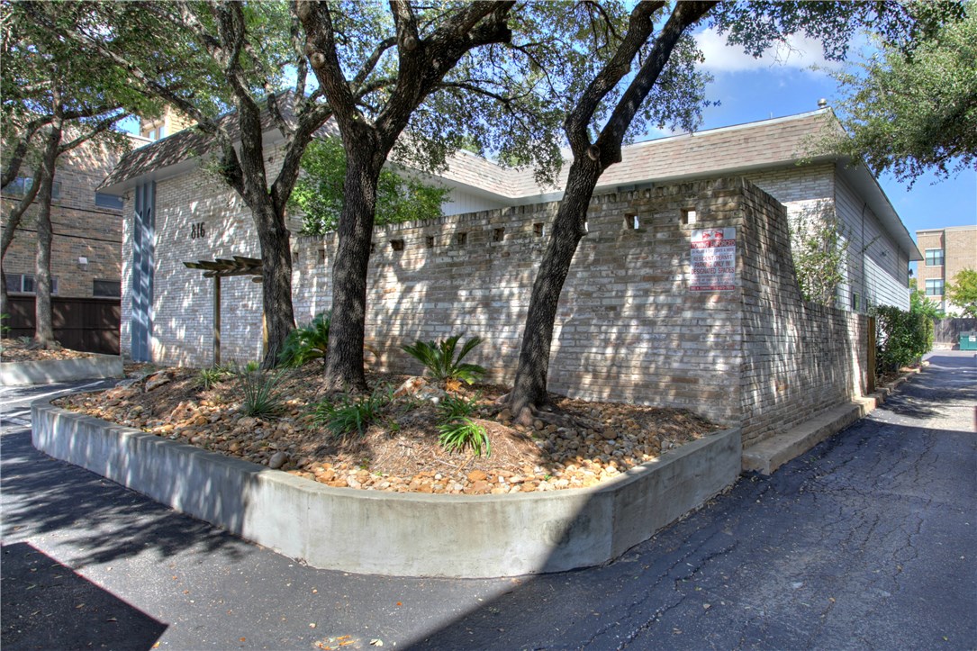 816 West N Loop Boulevard, Unit 106 Austin, TX 78756 - Photo 21 of 21 a view of a yard with fountain