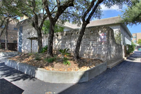 $1,095 | 816 West N Loop Boulevard, Unit 106, Austin, TX 78756